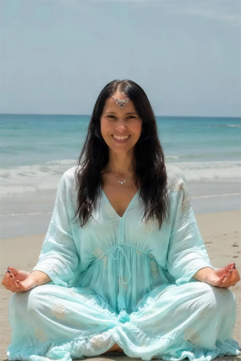 Clau Antunes meditando frente al mar